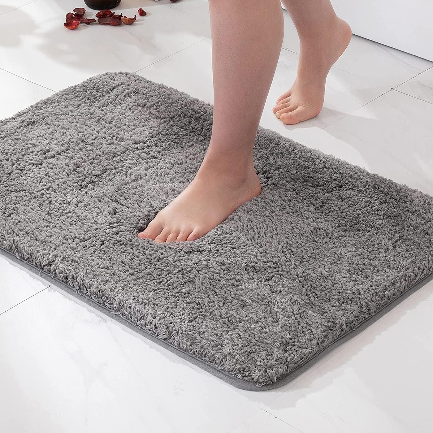 Grimstad badmat in roze van polyester microvezel – in een woonkamer