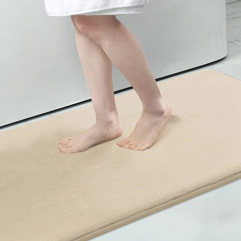 Gulda badmat in beige van polyurethaanschuim en microvezel koraalfleece – sfeerbeeld in huis