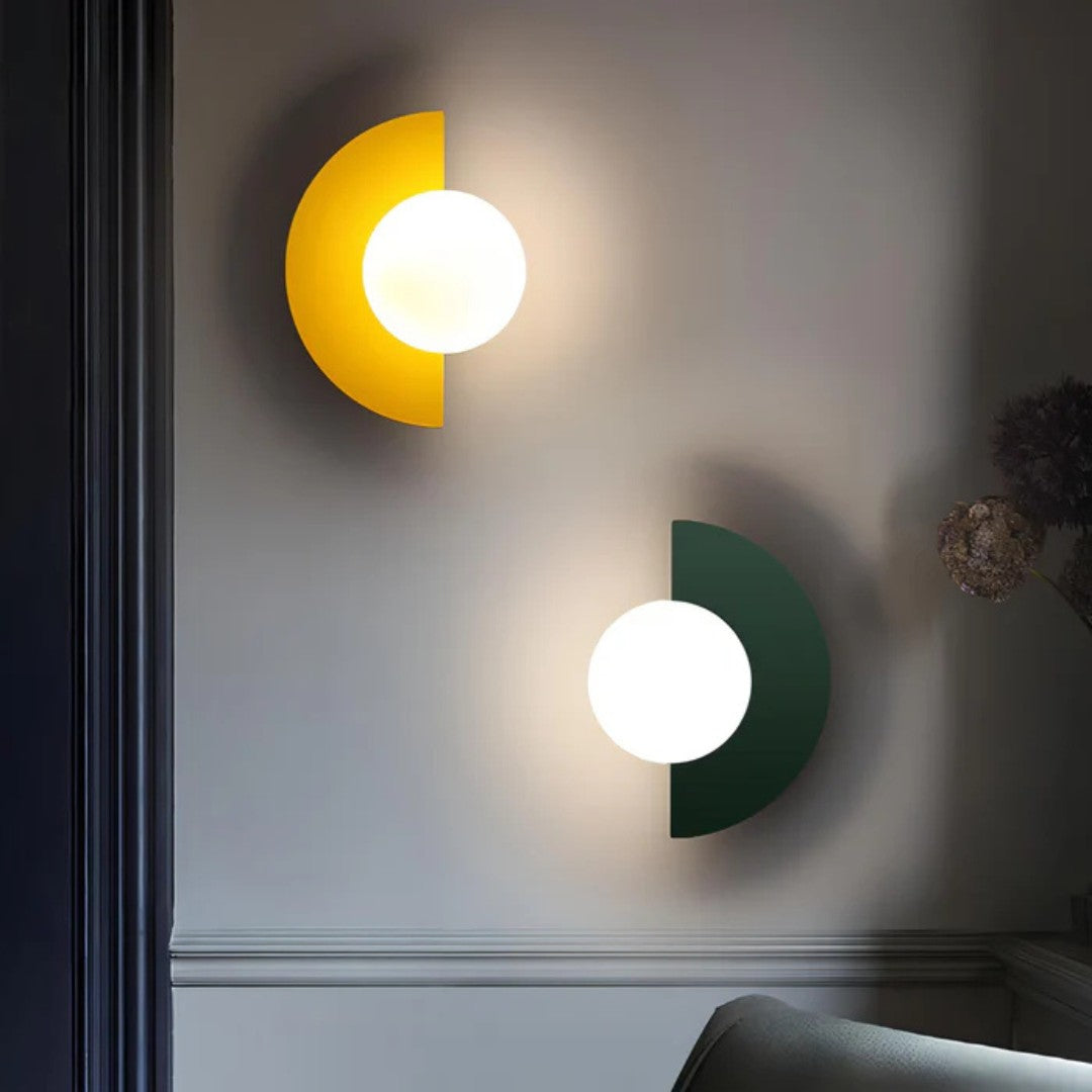 Indra wandlamp in wit van metaal – in een woonkamer