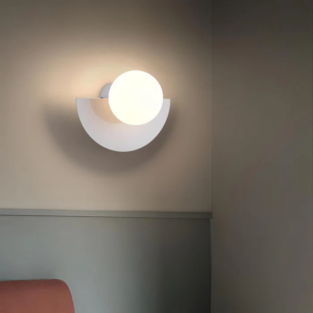 Indra wandlamp in rood van metaal – zijaanzicht
