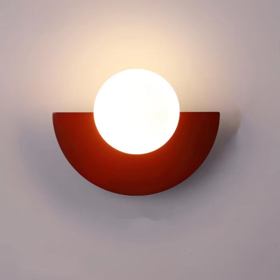 Indra wandlamp in geel van metaal – sfeerbeeld in huis