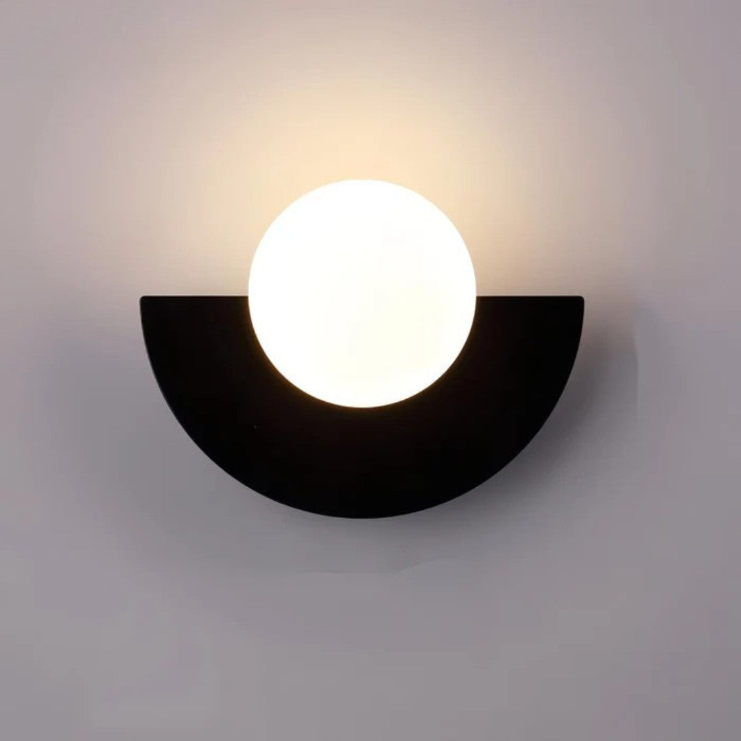 Indra wandlamp in oranje van metaal – close-up van het materiaal