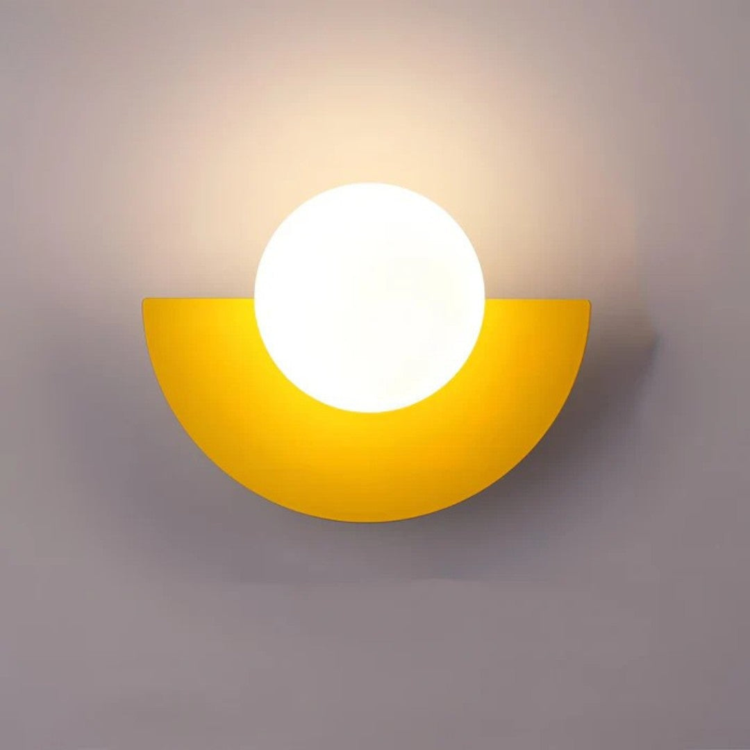 Indra wandlamp van metaal – geplaatst in een interieur