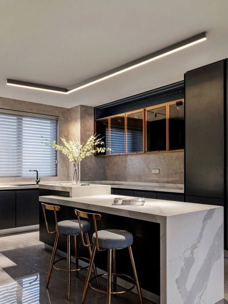 Kalora plafondlamp van aluminium en acryl glas – in gebruik