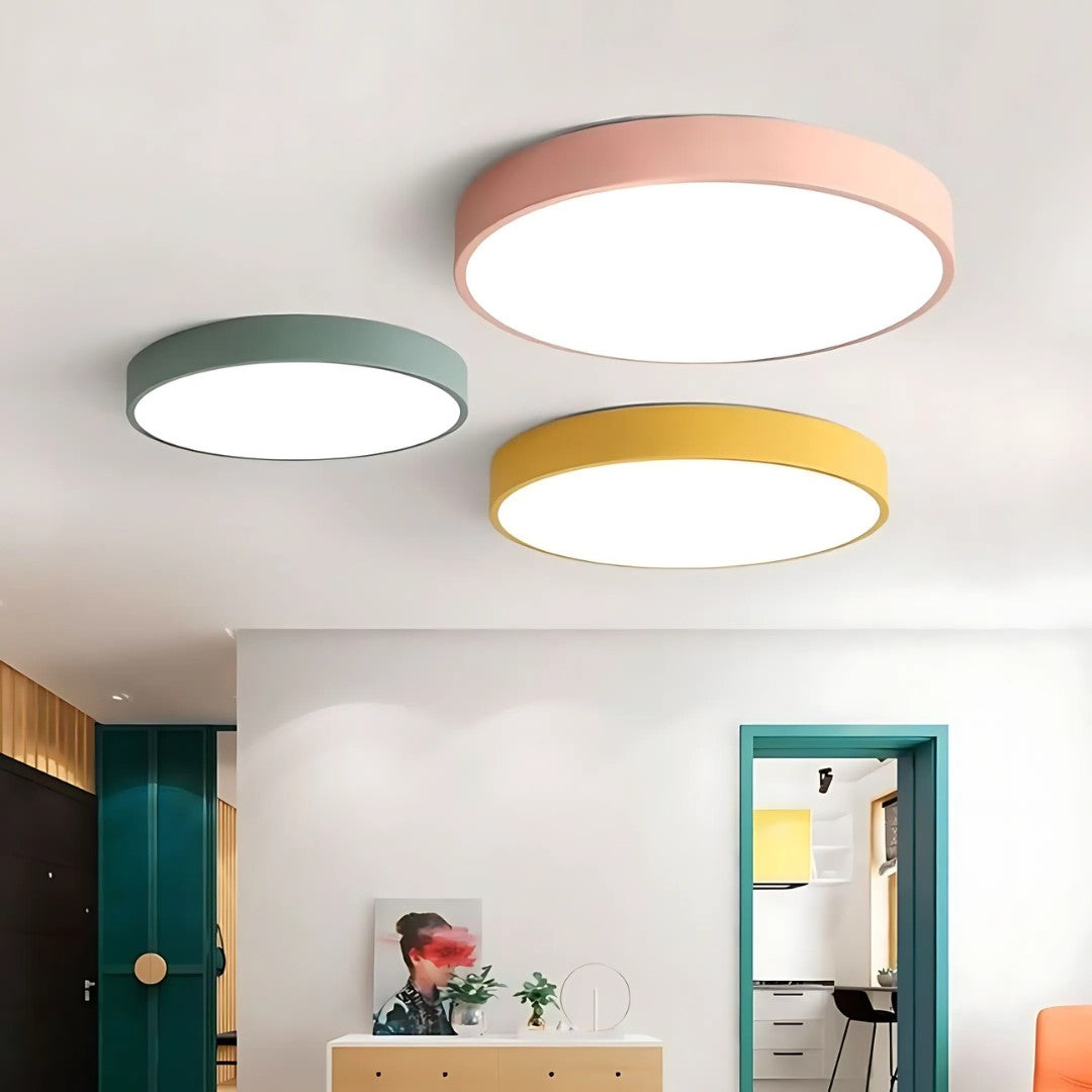 Kastel plafondlamp in wit van hout en acryl – in een woonkamer