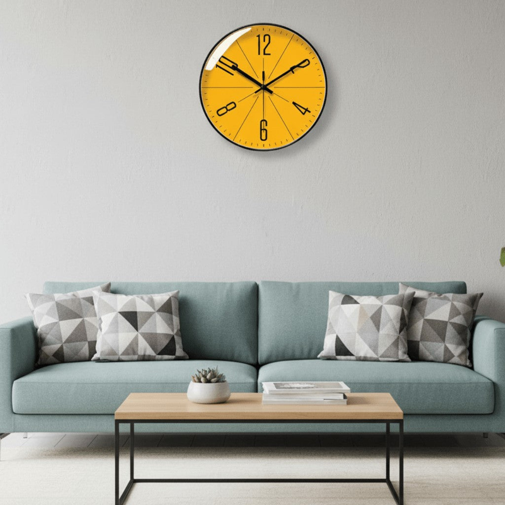 Kelvar wandklok in zwart frame with orange-coloured dial van duurzaam kunststof with glas crystal front – vooraanzicht