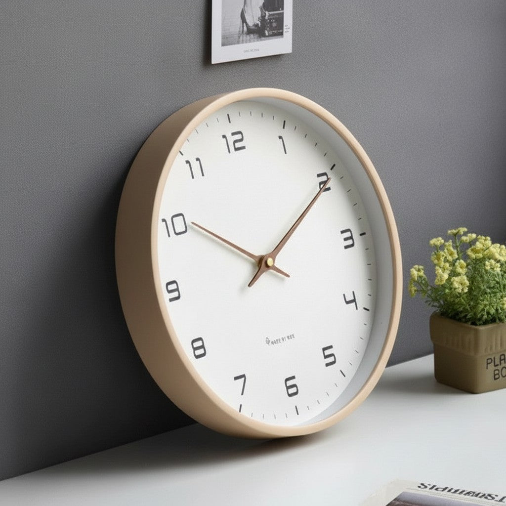 Linnea wandklok van massief hout – geplaatst in een interieur