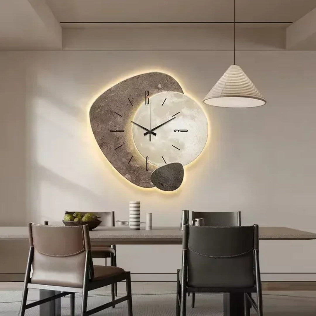 Lundby wandklok in greige natuursteen van hout – zijaanzicht