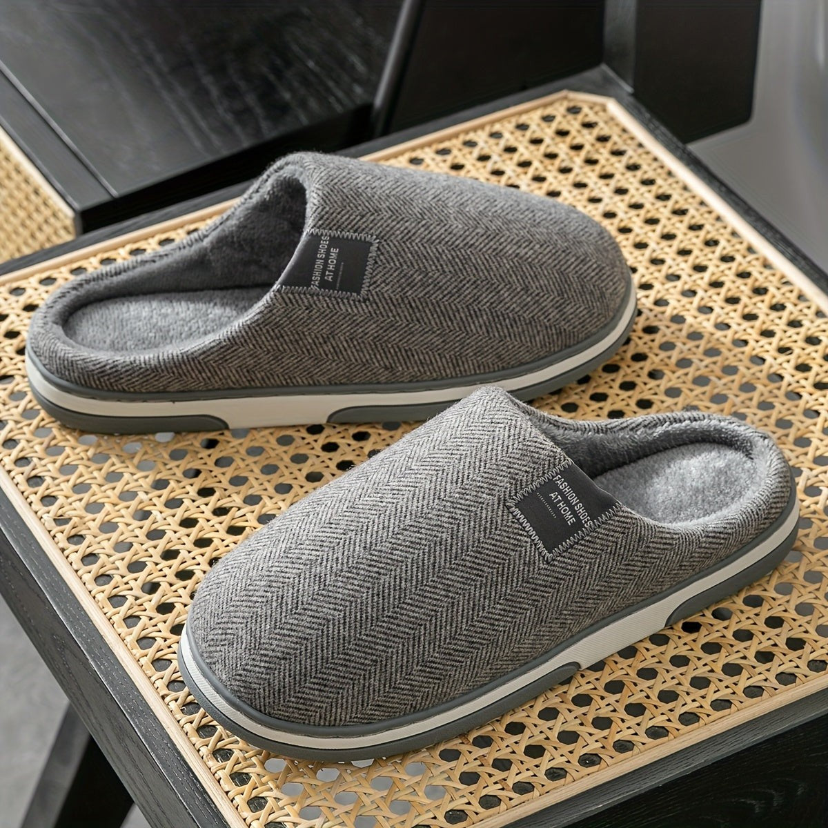 Nord5914 pantoffel in roze rood van textiel bovenkant met warme pluche voering – detailfoto van de afwerking