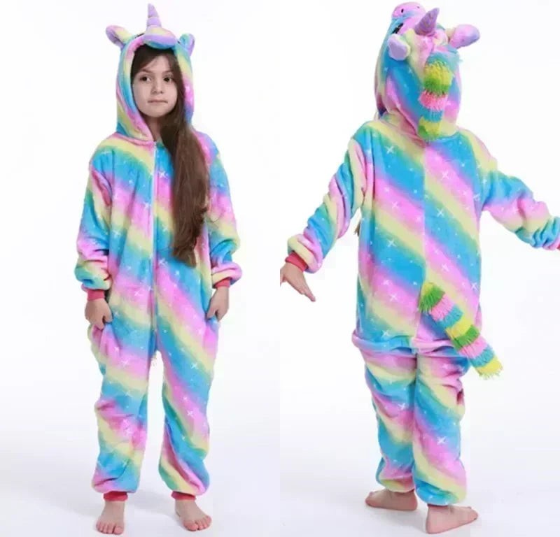 Nord6238 pyjamaset van fleece – in een woonkamer