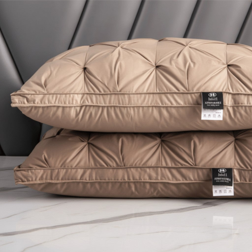 Nord8161 sierkussen in grijs van 100% whole goose down – detailfoto van de afwerking