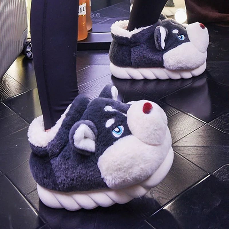 Nord8236 knuffel in bruine schoenen van pluche met rubberen zool – in een woonkamer