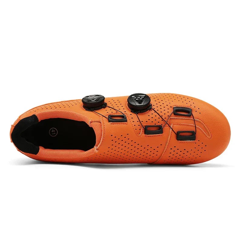 Nord8709 schoen in wit mtb van synthetisch leer met ademend bovenwerk, rubberen zool – in een woonkamer