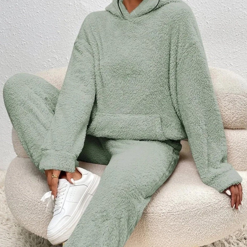 Nord9323 pyjamaset van polyester – in een woonkamer