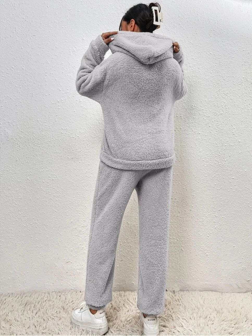 Nord9323 pyjamaset van polyester – geplaatst in een interieur