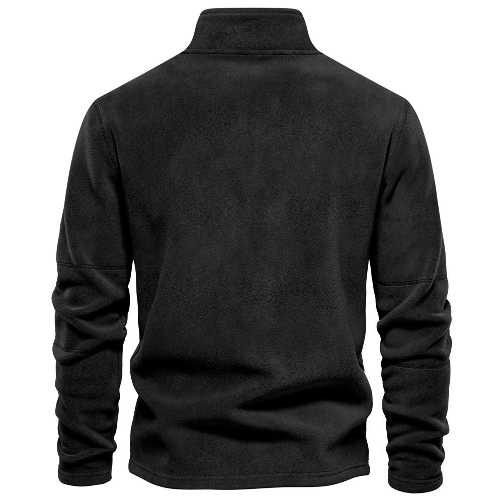 Nord9344 trui in bruin van premium fleece polyester – in een woonkamer