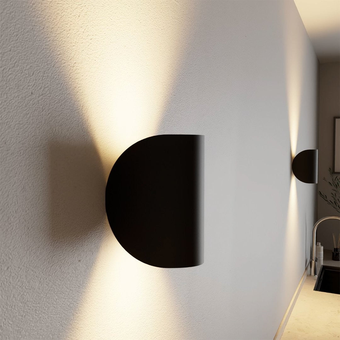 Norvela wandlamp in zwart van hoogwaardig aluminium – vooraanzicht