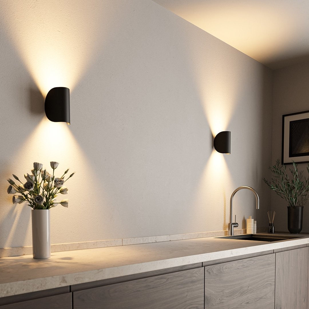 Norvela wandlamp in wit van hoogwaardig aluminium – in een woonkamer