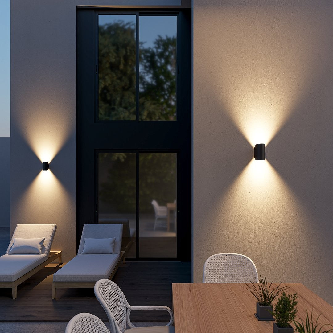 Norvela wandlamp van hoogwaardig aluminium – in gebruik