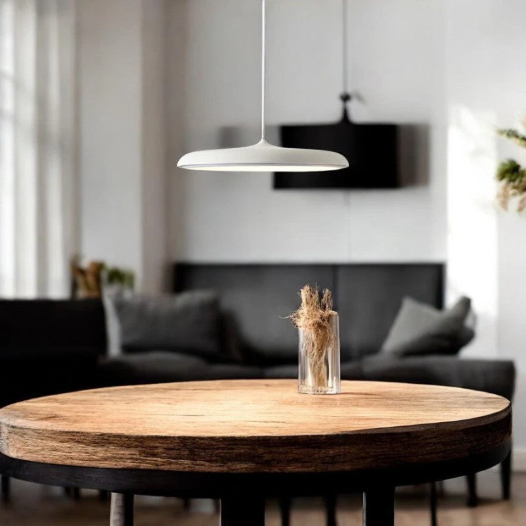 Norvik hanglamp in roségoud van metaal, acryl – sfeerbeeld in huis