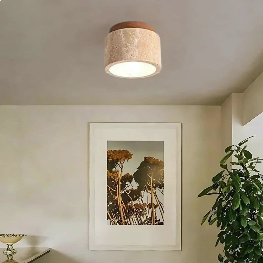 Orsted plafondlamp in walnoot van marmer en hout – in een woonkamer