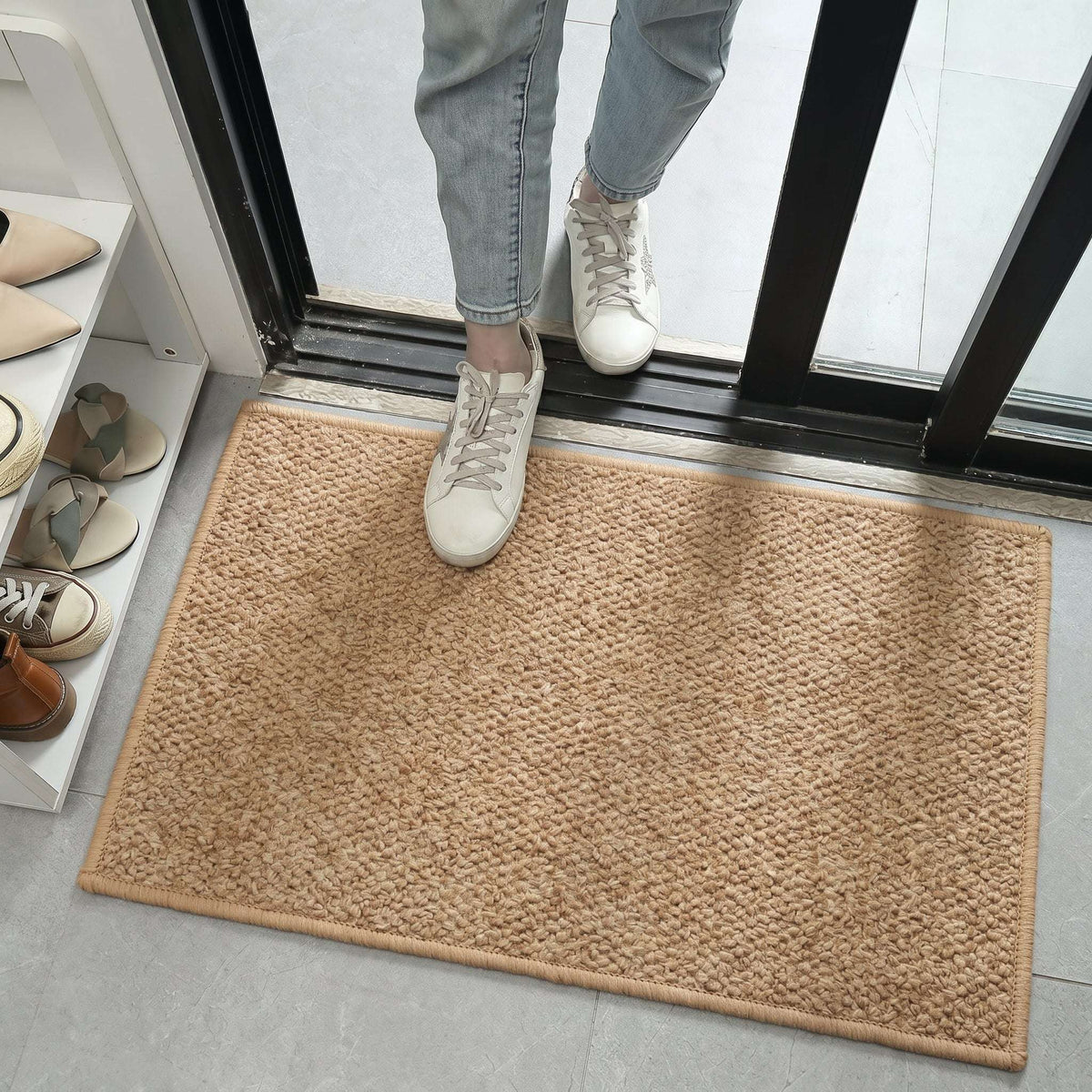 Pyrna deurmat in beige – in een woonkamer