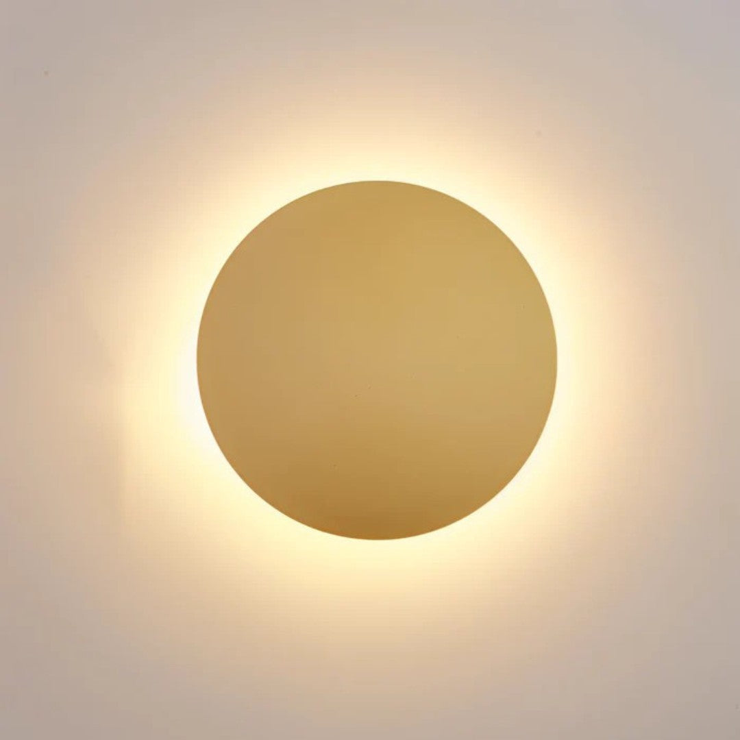 Quenda wandlamp in goud van aluminium – vooraanzicht