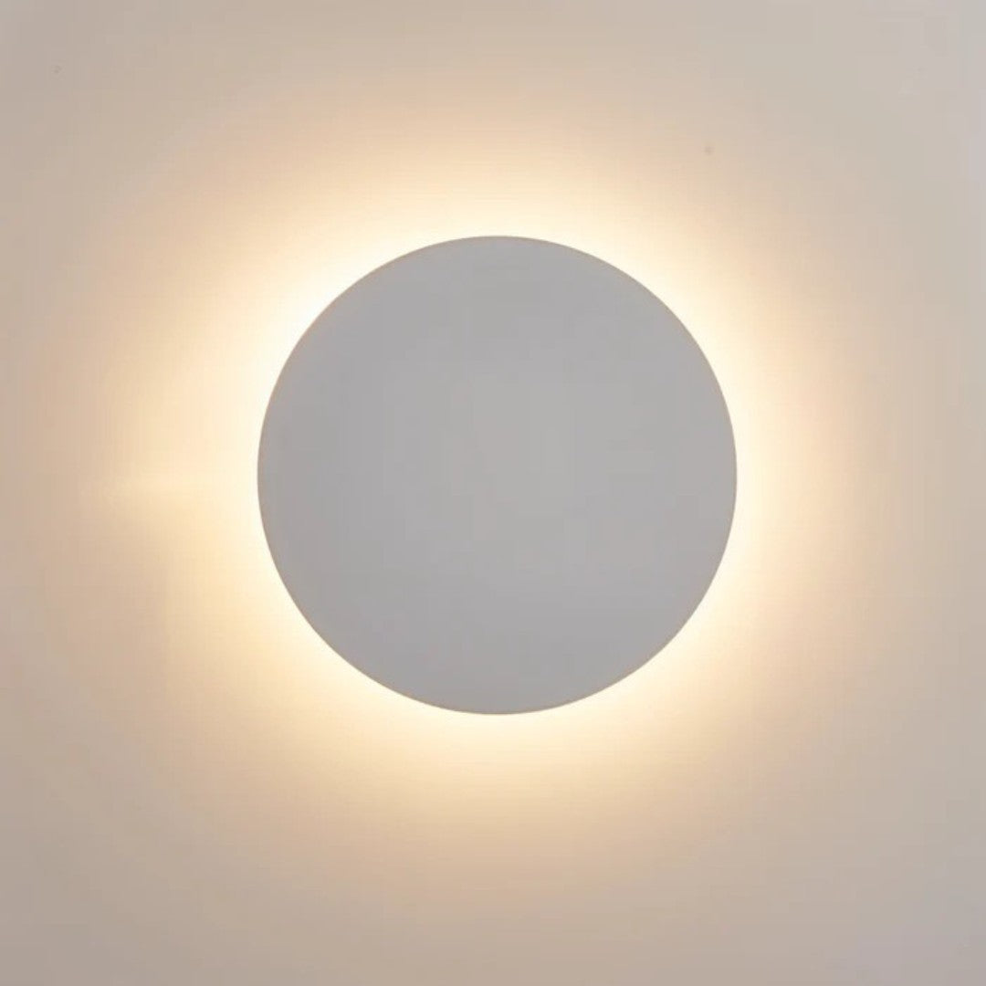 Quenda wandlamp in zwart van aluminium – in een woonkamer