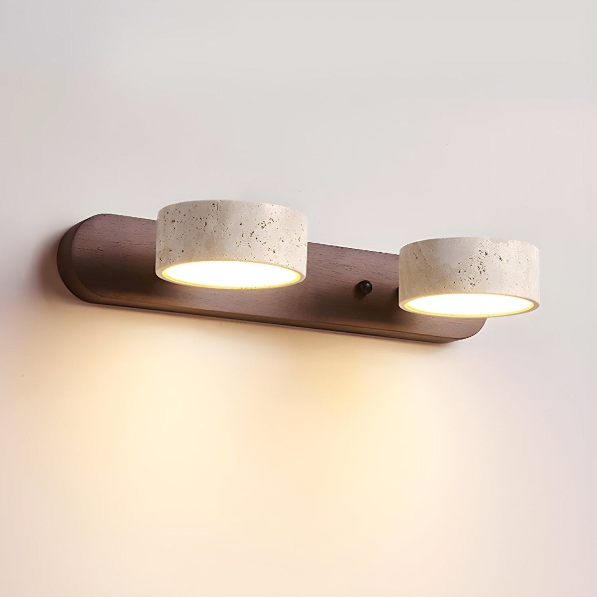 Ravstad wandlamp in hout color – in een woonkamer