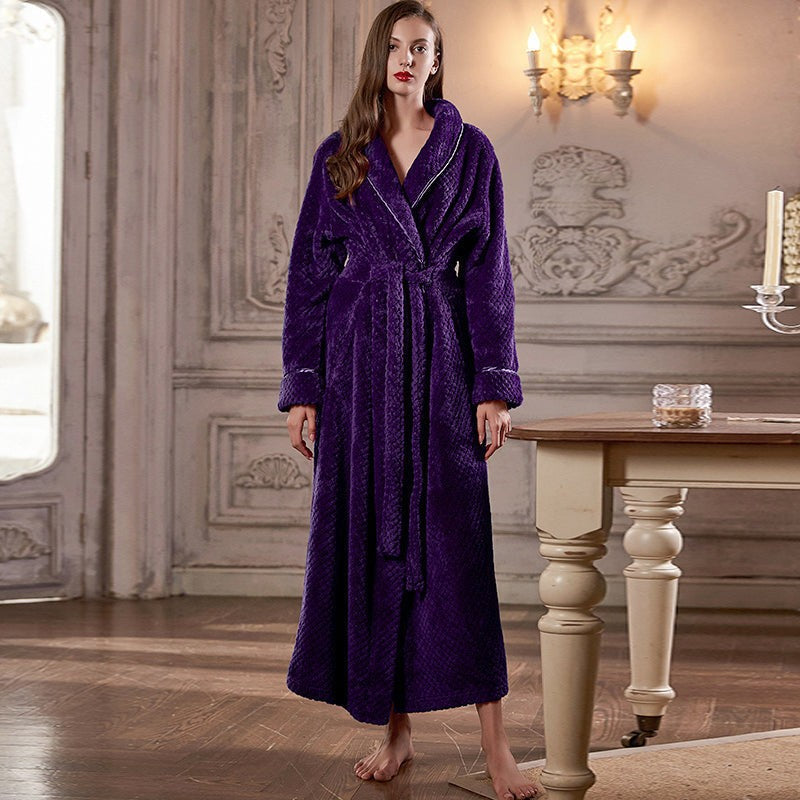 Renvik badjas in paars van zacht jacquard flanel (polyester) – in een woonkamer