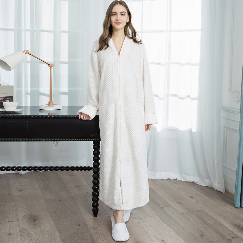 Renvik badjas in paarse rits van zacht jacquard flanel (polyester) – geplaatst in een interieur