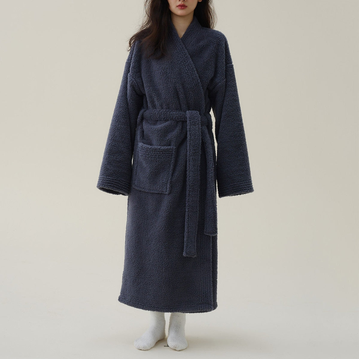 Selda badjas in donkergrijs van pluche fleece (flanel) – vooraanzicht
