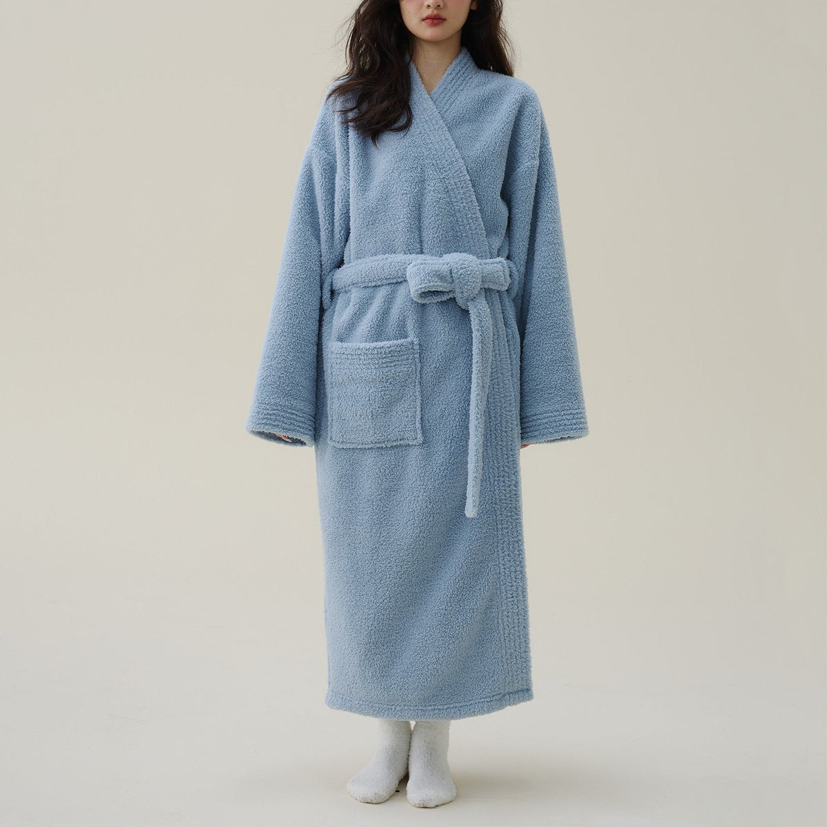 Selda badjas in hemelsblauw van pluche fleece (flanel) – in een woonkamer