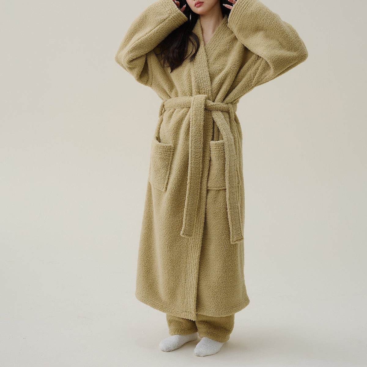 Selda badjas in geel van pluche fleece (flanel) – close-up van het materiaal