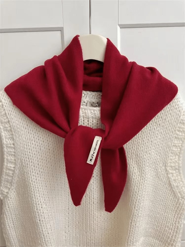 Selvi sjaal in rood van wolmix (niche wol gebreid) – in een woonkamer