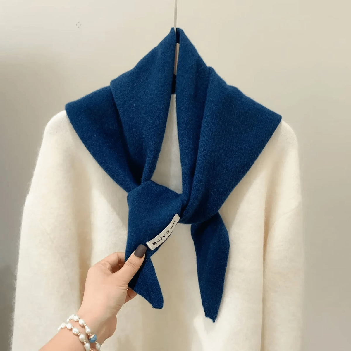 Selvi sjaal in blauw van wolmix (niche wol gebreid) – sfeerbeeld in huis