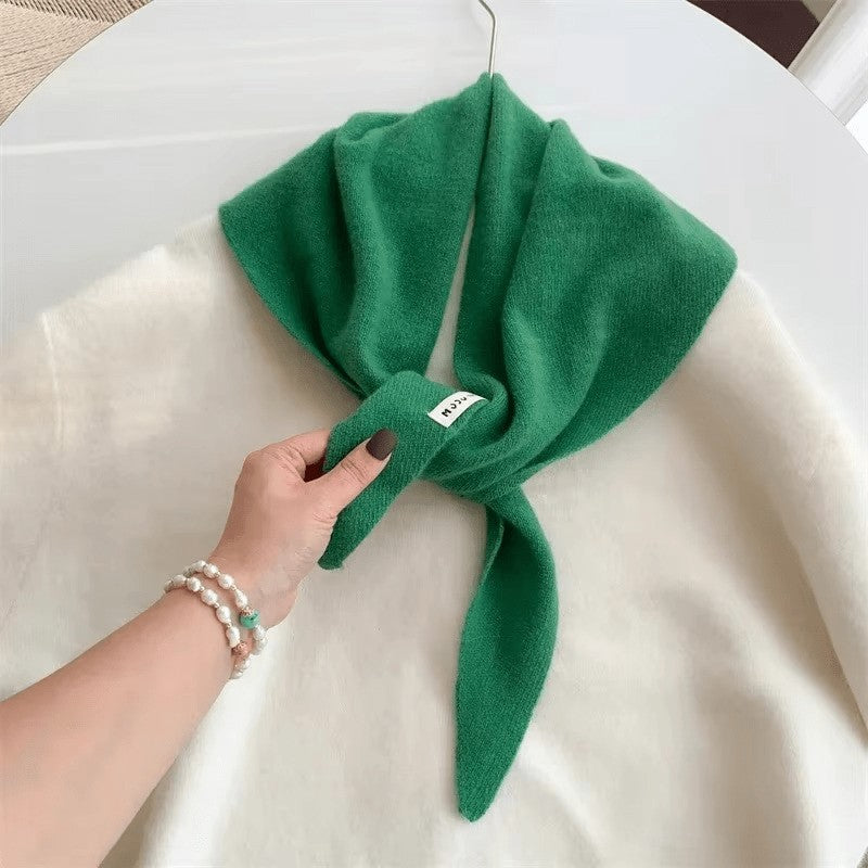 Selvi sjaal in groen van wolmix (niche wol gebreid) – geplaatst in een interieur
