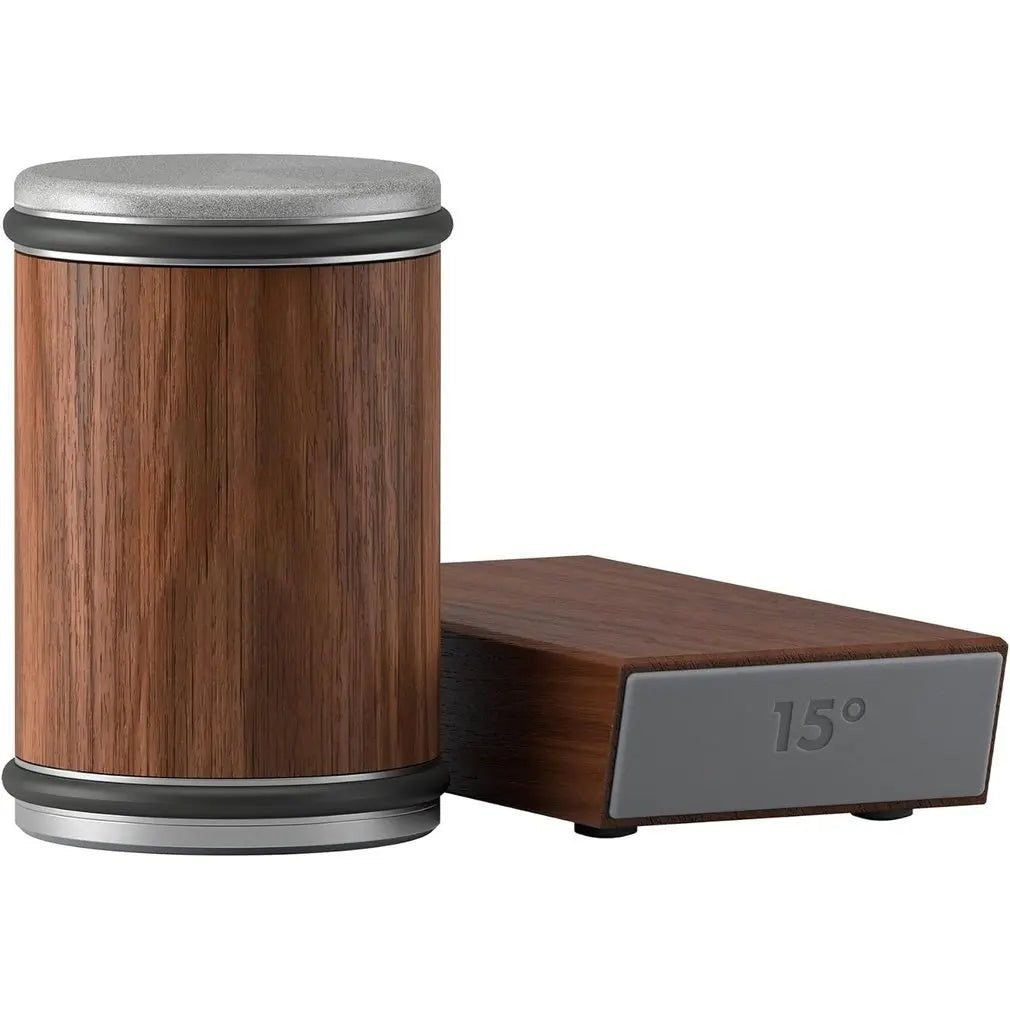 Sigvard messenslijper van aluminum alloy + diamond coating + wooden platform – geplaatst in een interieur
