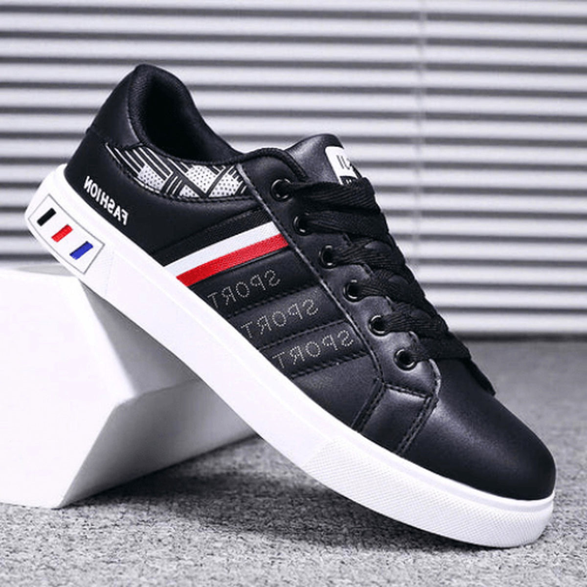 sneaker in zwart – vooraanzicht
