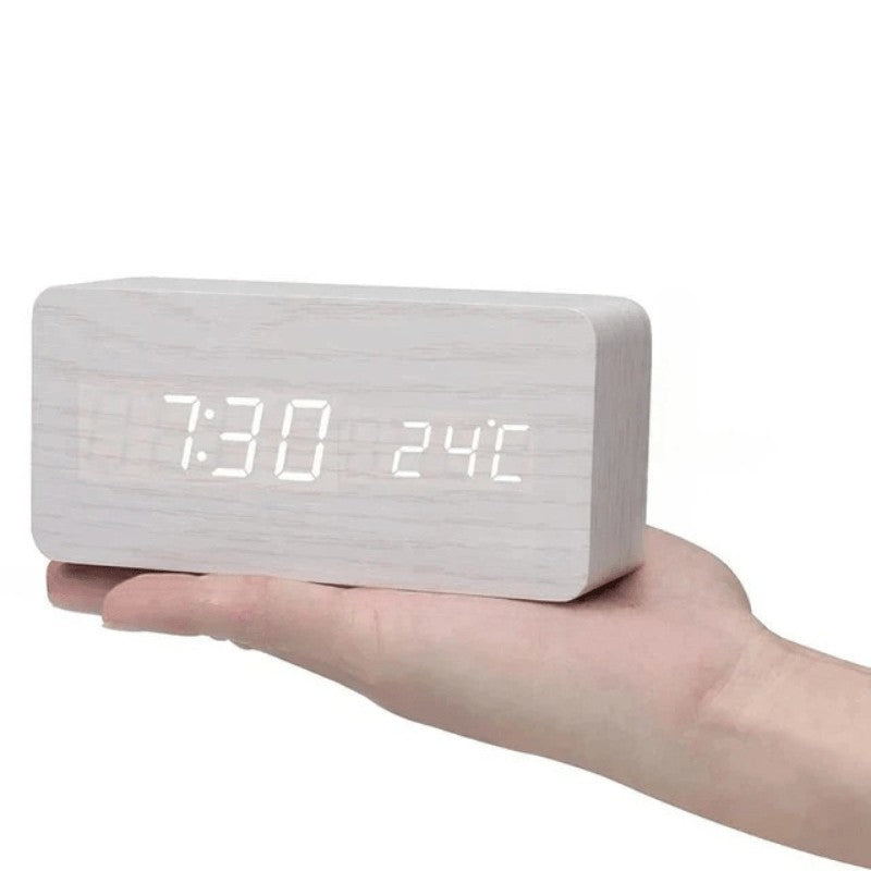 Solora horloge van high-quality hout for a natural look and durability – in een woonkamer