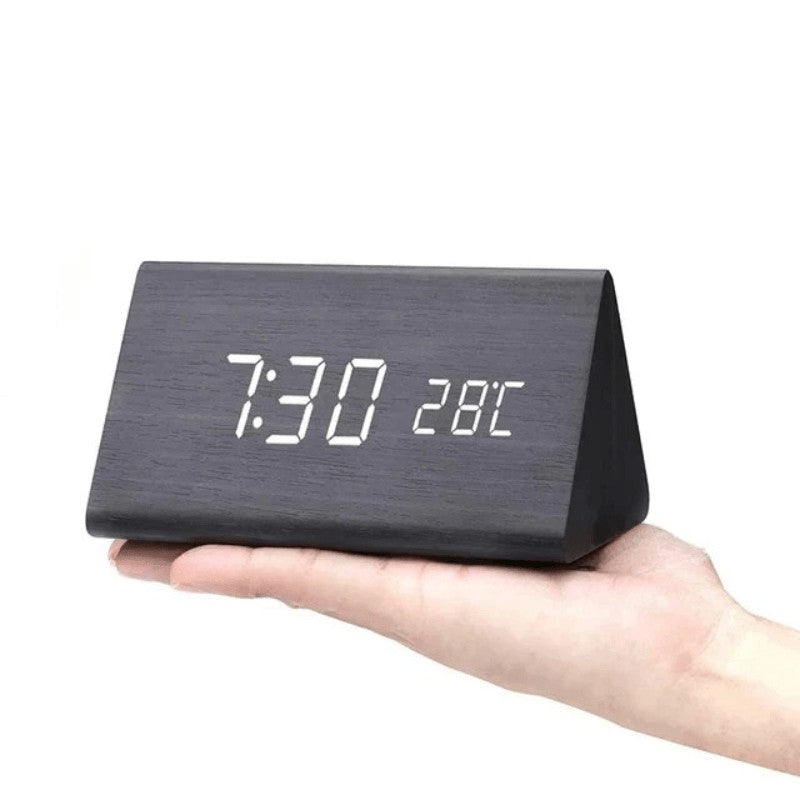 Solora horloge van high-quality hout for a natural look and durability – in gebruik