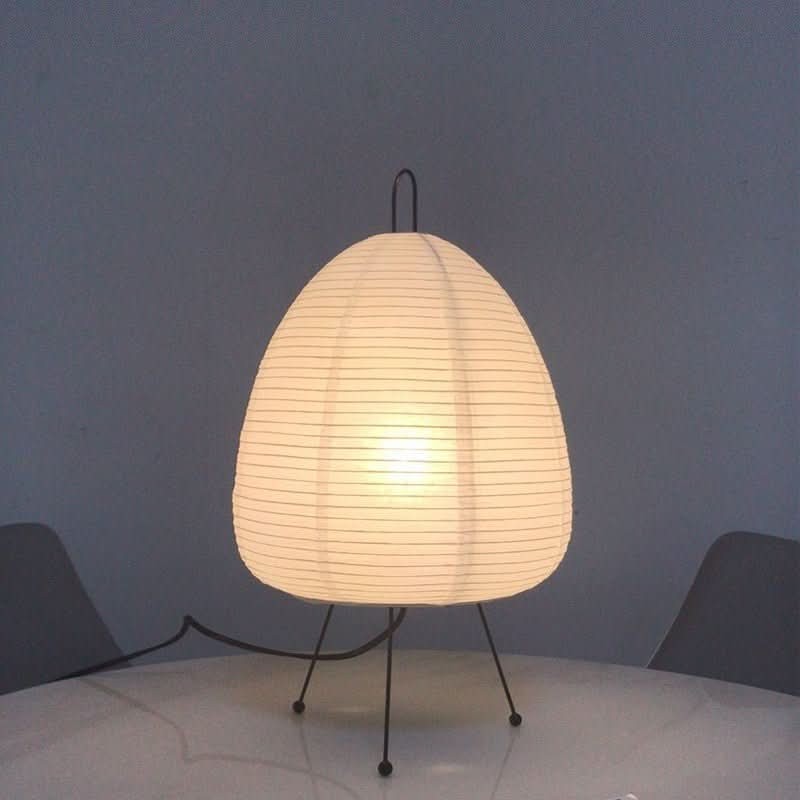 Soltra tafellamp van strijken stand + rice paper lamp body – in een woonkamer