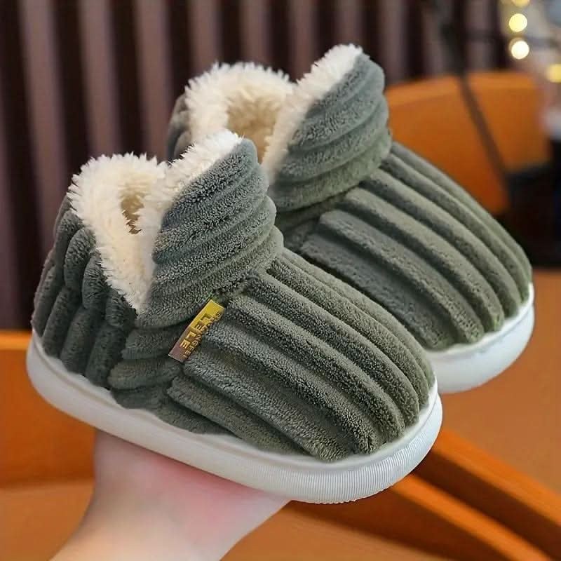 Veldal pantoffel van microvezel outer fabric, plush lining – in een woonkamer