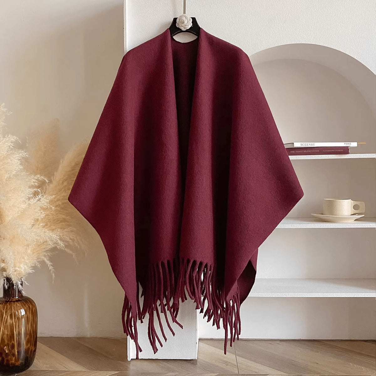 Vinstra poncho in rood van kasjmiermix – sfeerbeeld in huis