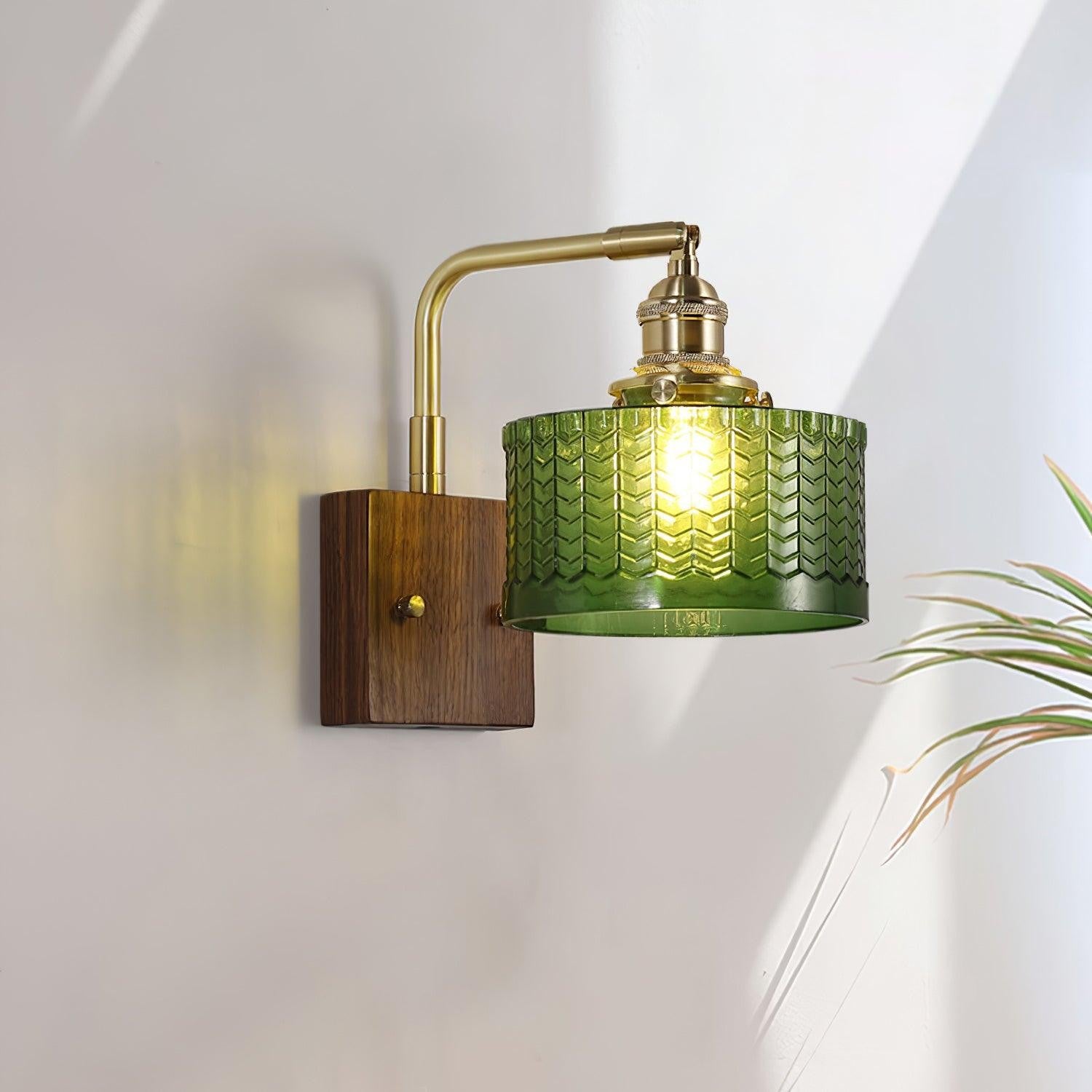 Yttra wandlamp in groen van hout, koper, glas – vooraanzicht