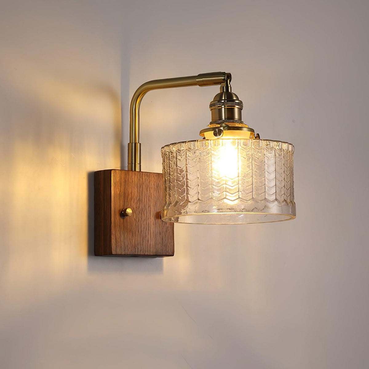 Yttra wandlamp in transparant van hout, koper, glas – in een woonkamer