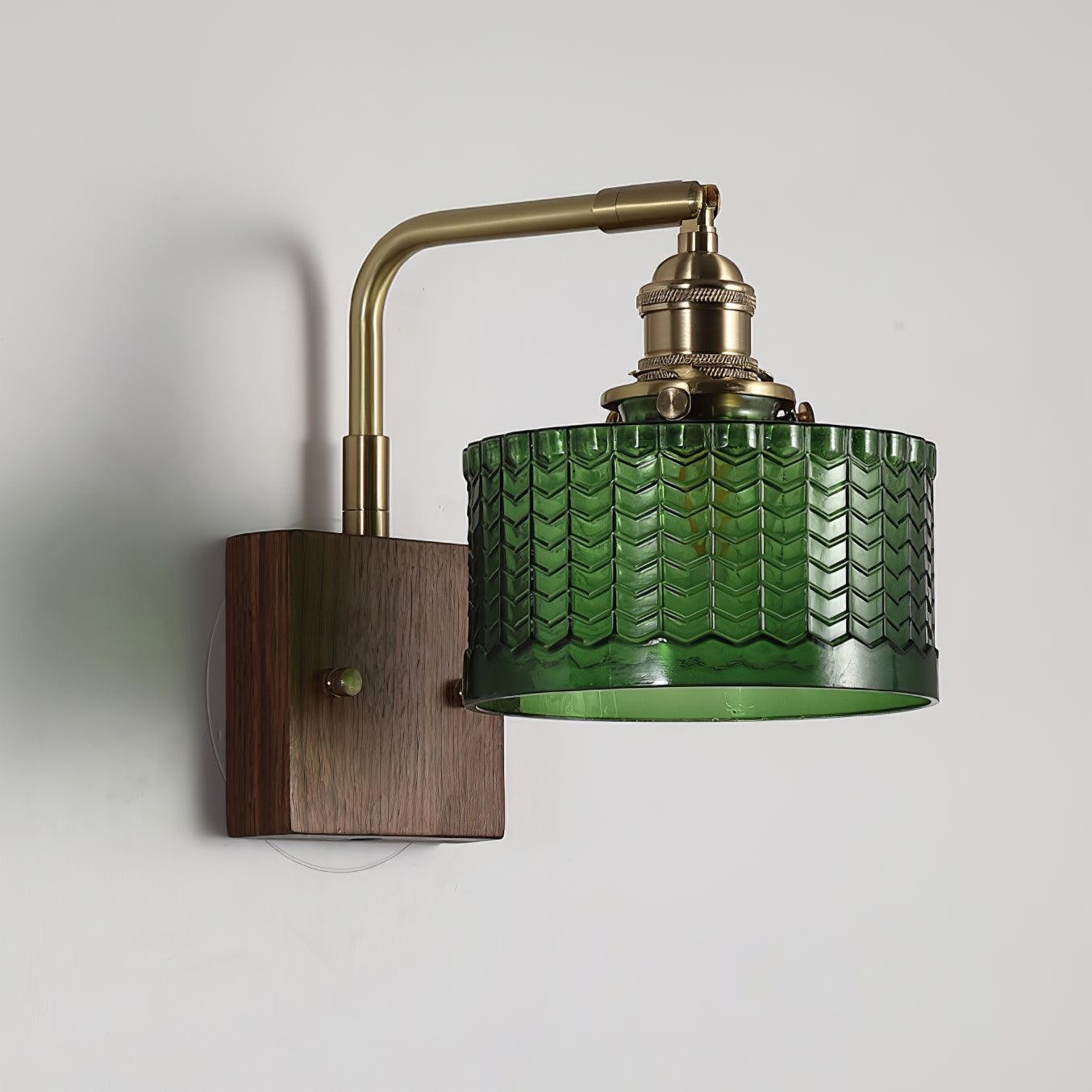 Yttra wandlamp van hout, koper, glas – detailfoto van de afwerking