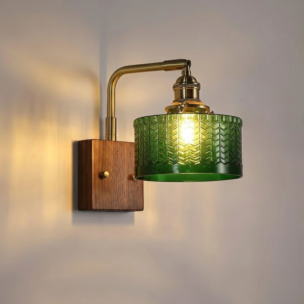 Yttra wandlamp van hout, koper, glas – sfeerbeeld in huis